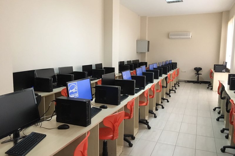 LABORATUVARLARIMIZ GÜÇLÜ BİLGİSAYARLAR İLE YENİLENDİ LABORATUVARLARIMIZ GÜÇLÜ BİLGİSAYARLAR İLE YENİLENDİ